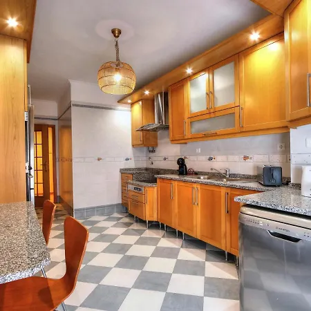 Balcony With View, Private Garage, An Elevator 公寓