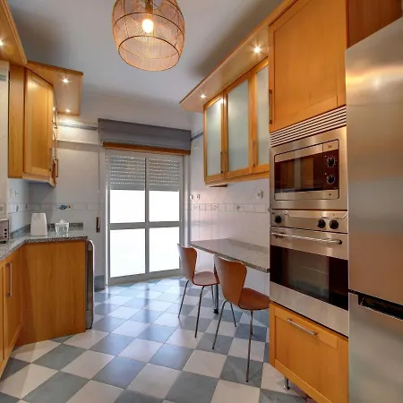 Balcony With View, Private Garage, An Elevator Apartamento