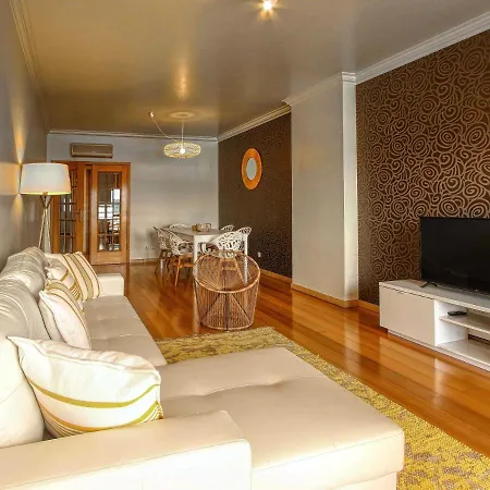 Balcony With View, Private Garage, An Elevator Setubal