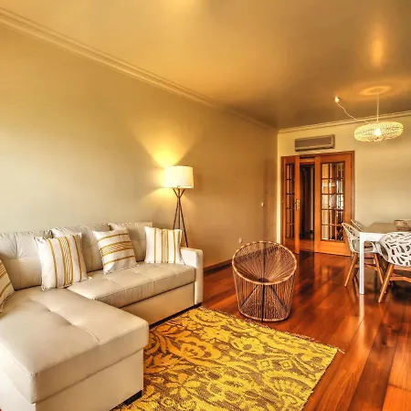 Balcony With View, Private Garage, An Elevator Apartamento