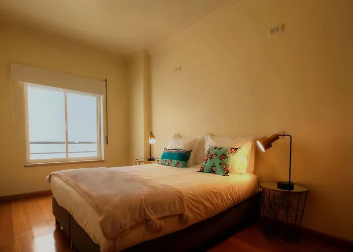 Balcony With View, Private Garage, An Elevator * Setúbal