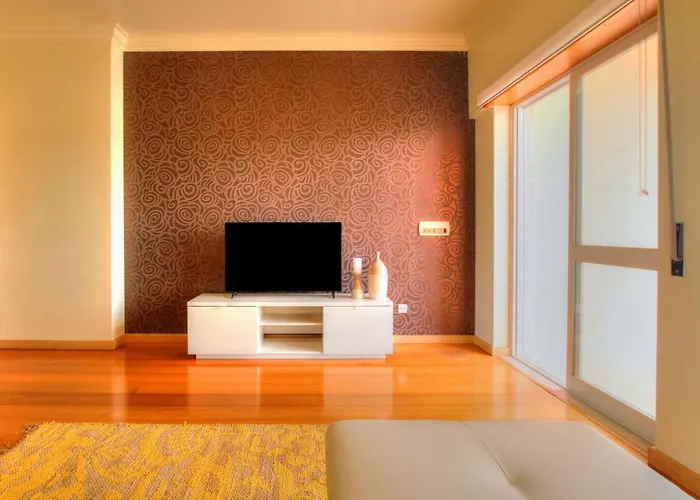 Balcony With View, Private Garage, An Elevator * Setúbal