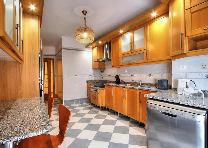 Balcony With View, Private Garage, An Elevator Apartmán